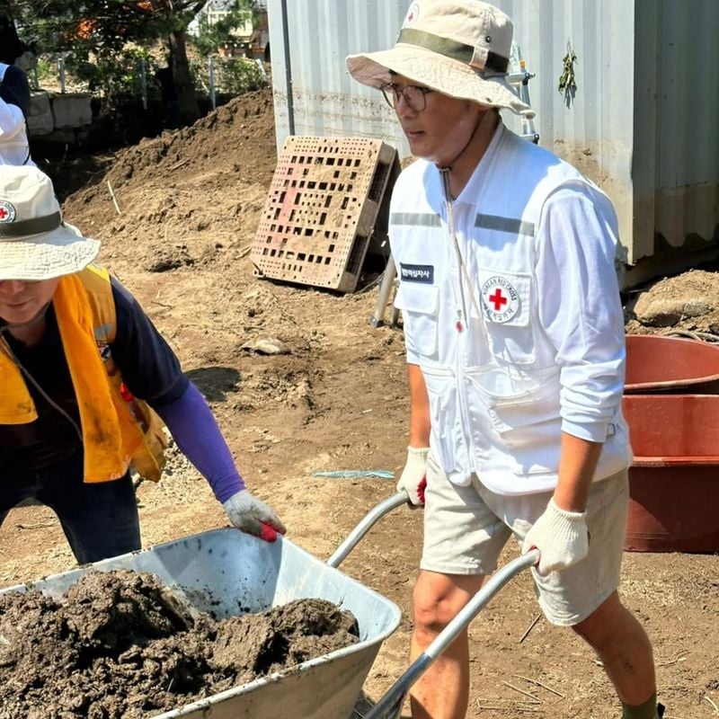 “도움이 필요한 모든 곳에”…안재욱, 온기 전하는 봉사→땀으로 물든 현장 / 배우 안재욱 인스타그램
