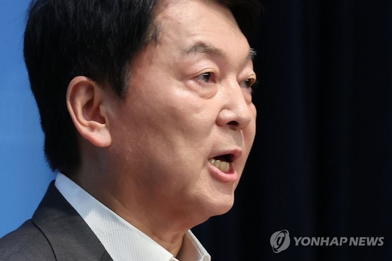 국민의힘 혁신위원장을 맡은 안철수 의원이 7일 서울 여의도 국회 소통관에서 위원장을 사퇴하고 전당대회 출마 의사를 밝히는 기자회견을 하고 있다. 2025.7.7 / 연합뉴스