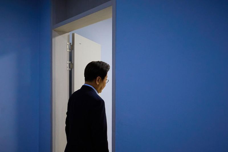 “문을 열고 나아가겠다는 의지”…이재명, 고독한 실루엣→책임감으로 응답 / 정치인 이재명 인스타그램
