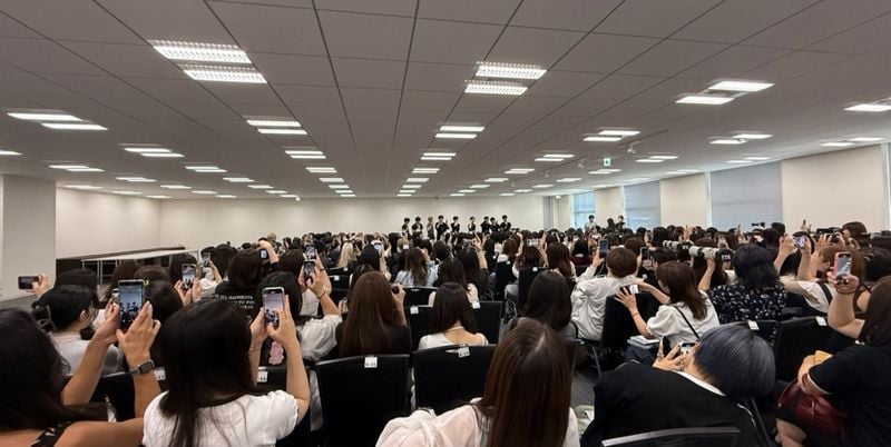 “도쿄 팬심 뒤흔든 깜짝 등장”…한결·더블원, ‘팬사인회’ 현장 마비→재등장 기대감