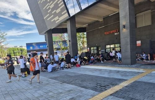“선발전설 첫 맞대결”…류현진-김광현, 대전서 1만7천 관중 매진 장면 연출 / 연합뉴스