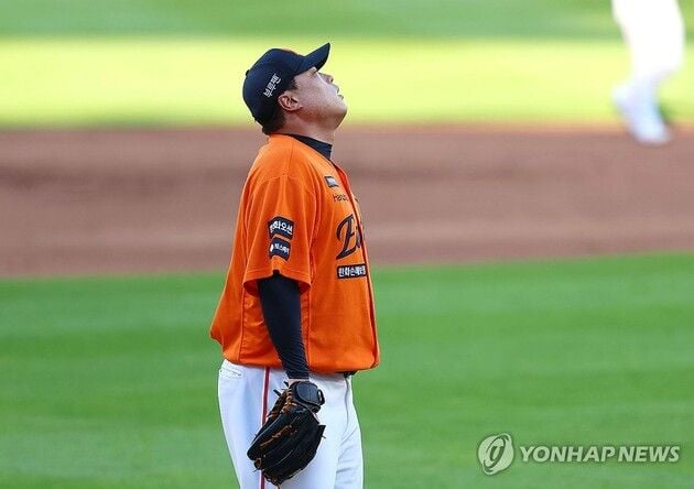“1이닝 5실점 조기 강판”…류현진, 김광현 첫 맞대결서 충격 부진 / 연합뉴스