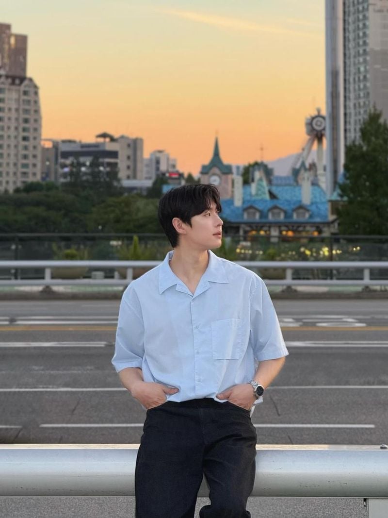 “총총총..나들이”…김정수, 노을빛 청춘→도시의 여름 감성 / 솔로지옥4 출연자 배우 김정수 인스타그램