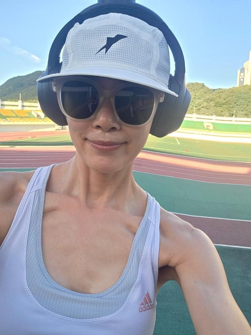 “해질 무렵의 운동장”…문정희, 여름 열기 속 단단한 자신감→청량한 러너 변신 / 배우 문정희 인스타그램