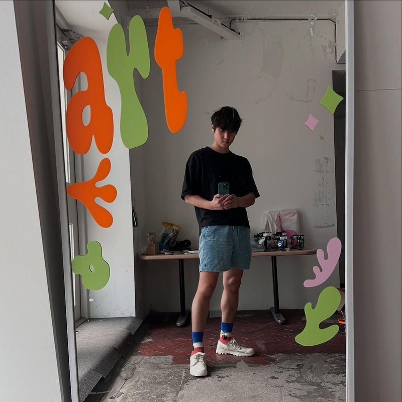 “잔잔한 여름 오후, 나만의 시선”…고경표, 거울 속 여유→도심 감성 폭발 / 배우 고경표 인스타그램