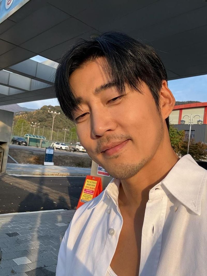 “오늘부터 기적이 시작됩니다”…윤계상, 초여름 햇살 속 기대→따스한 미소로 전율 / 배우 윤계상 인스타그램