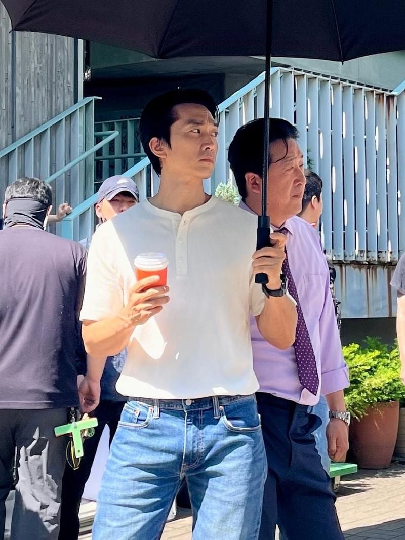 “It’s a hot day”…송승헌, 무더위 속 담담한 표정→현장 감성 완성 / 배우 송승헌 인스타그램