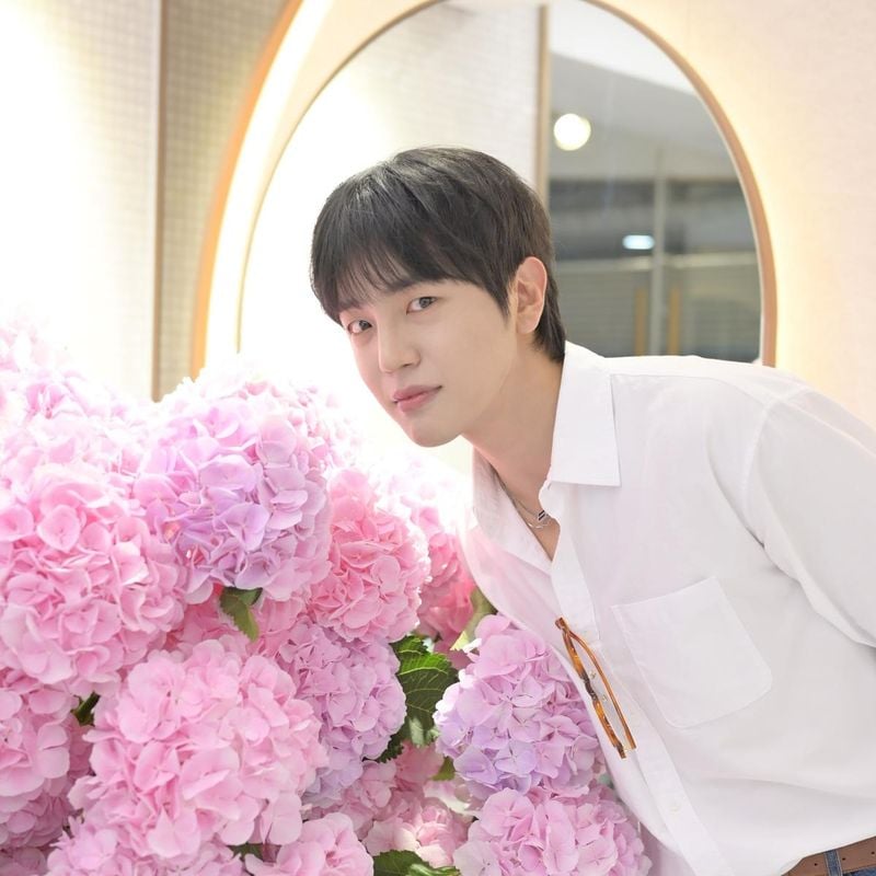 “예쁜 사진 감사합니다”…이지함, 여름 밤의 청량함→수국 앞 빛나는 미소 / 그룹 에이스 이지함 인스타그램