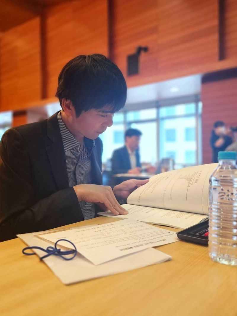 “집중하는 시간의 무게”…이세돌, 여름 오후→긴장 속 몰입의 순간