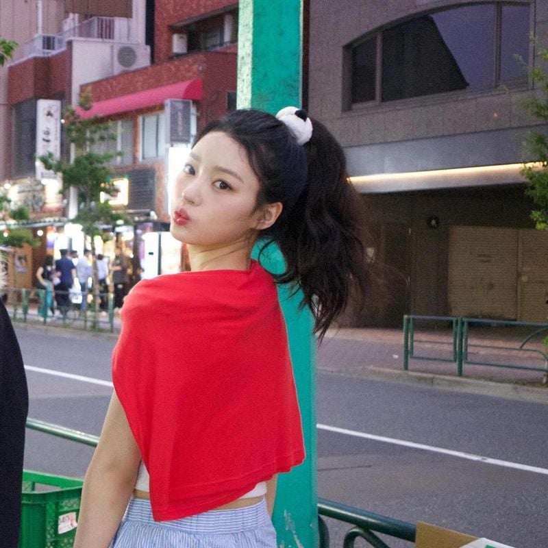 “도시 불빛 아래 물든 미소”…강두나, 여름밤 풍경→청량 존재감 / 걸그룹 첫사랑 강두나 인스타그램