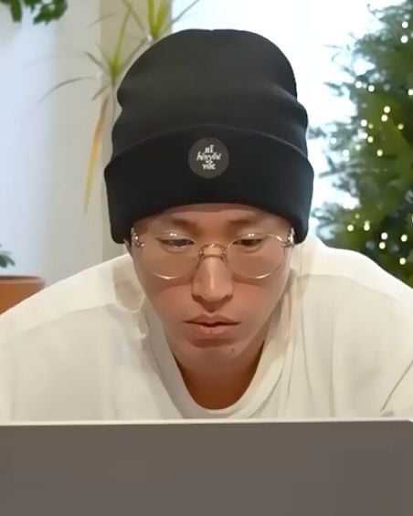 “WHAT? 이 한마디에 머문 시선”…타블로, 정적 속 몰입→여름 방거실 풍경 / 가수 타블로 인스타그램