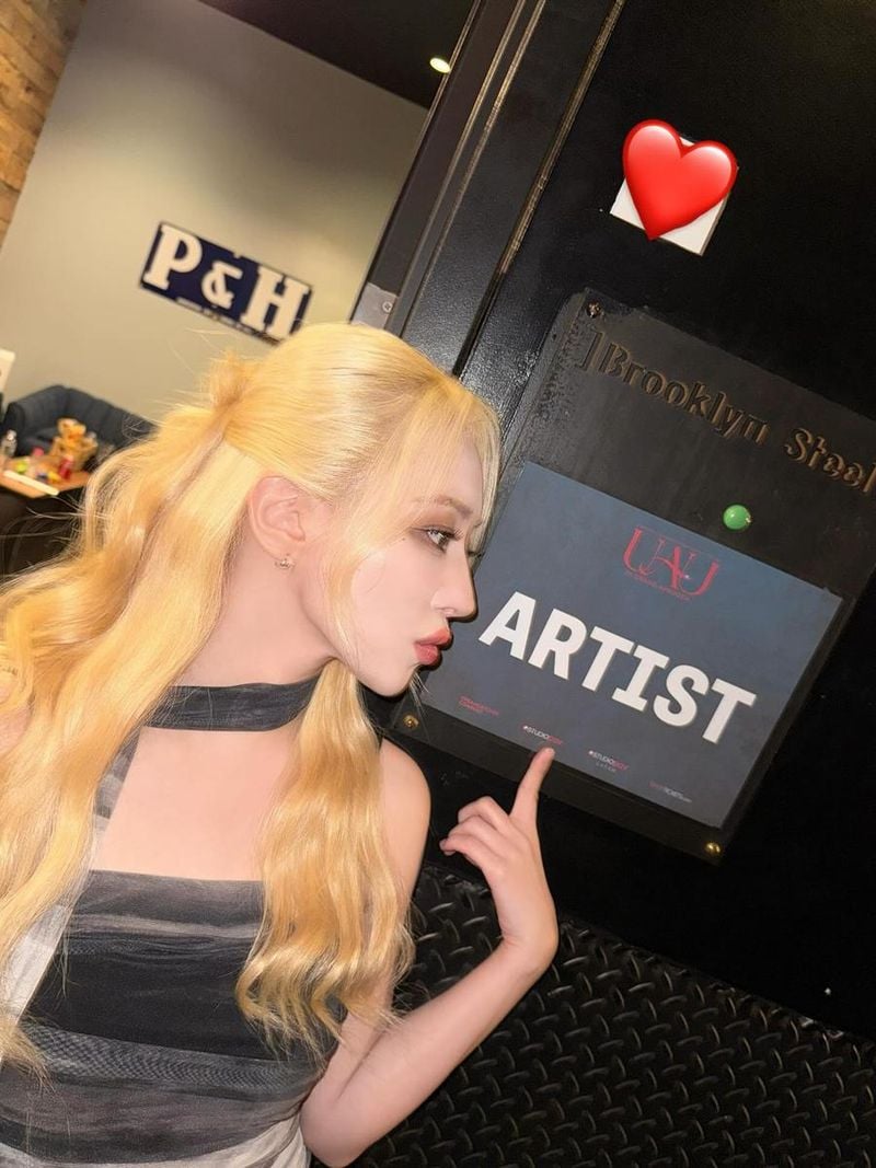 “ARTIST 문 앞에서 새로운 설렘”…수아, 뉴욕에서 전율→팬심 사로잡은 존재감 / 걸그룹 드림캐쳐 수아 인스타그램