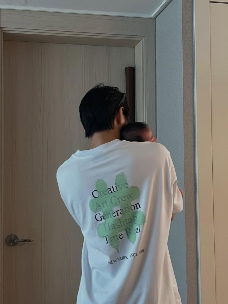 “삼촌이 많이 안아줄게”…신재하, 여름의 온기→포근한 품에 담다 / 배우 신재하 인스타그램