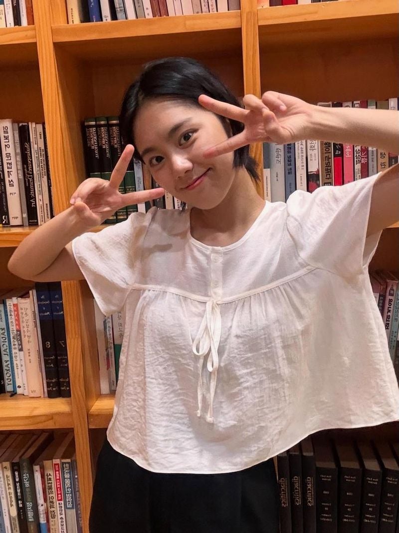 “빛나는 일상의 여백”…이서연, 청초한 미소→책장 앞 여름 인증샷 / 배우 이서연 인스타그램