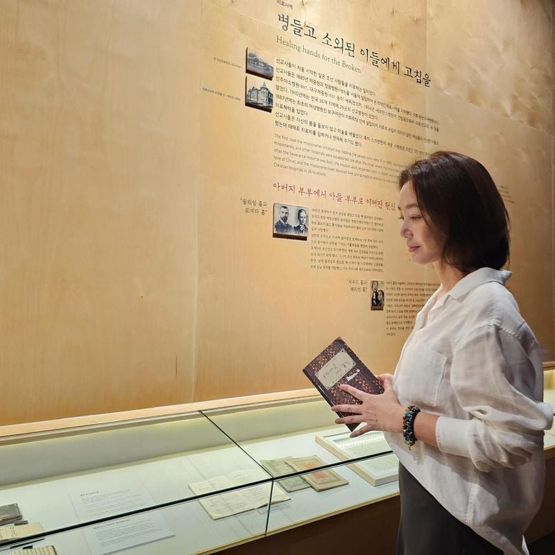 “기억을 들여다보는 순간”…김성령, 고요 속 깊은 여운→전시관에서의 사유 / 배우 김성령 인스타그램