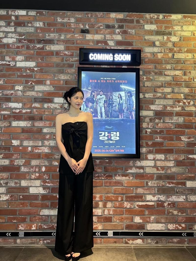 “COMING SOON 강령”…예리, 흑빛 포멀→여름 극장 설렘 / 걸그룹 레드벨벳 예리 김예림 인스타그램