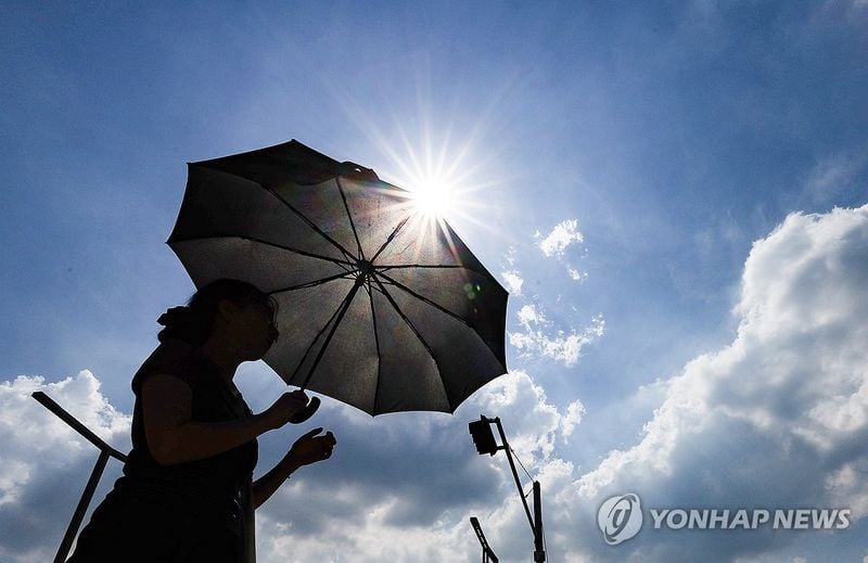 “극한 폭염에 숨조차 버겁다”→전국민 더위와 사투 / 연합뉴스