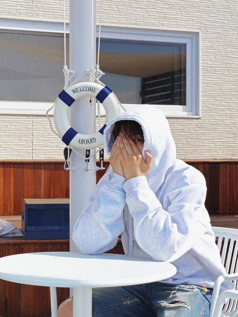 “올해도 바다”…이진혁, 여름 오후→수줍은 설렘 가득 / 가수, 배우 이진혁 인스타그램