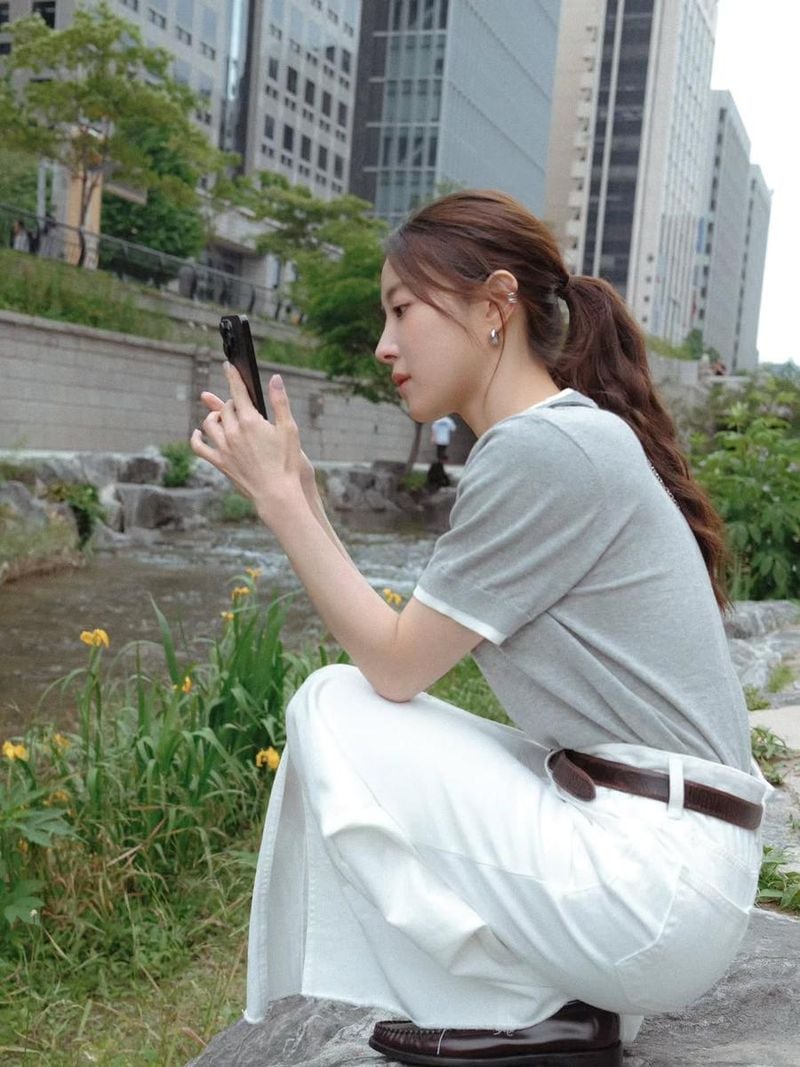 “햇살 따라 걷는 여름”…이세영, 청계천 곁에서→한가로운 풍경 스캔 / 배우 이세영 인스타그램