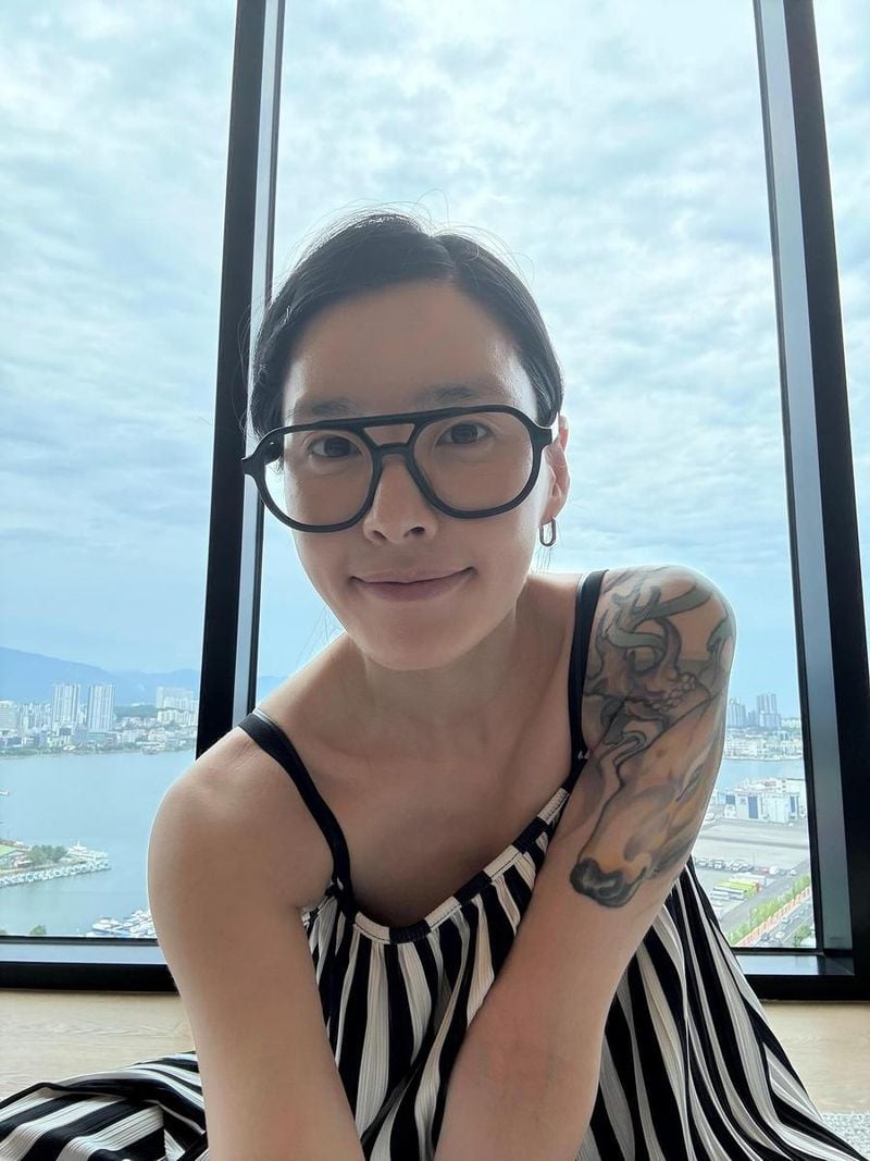 “가장 열심히 노는 나”…모니카, 여름 창가에서 미소→유쾌함 속 여유 / 안무가 모니카 인스타그램