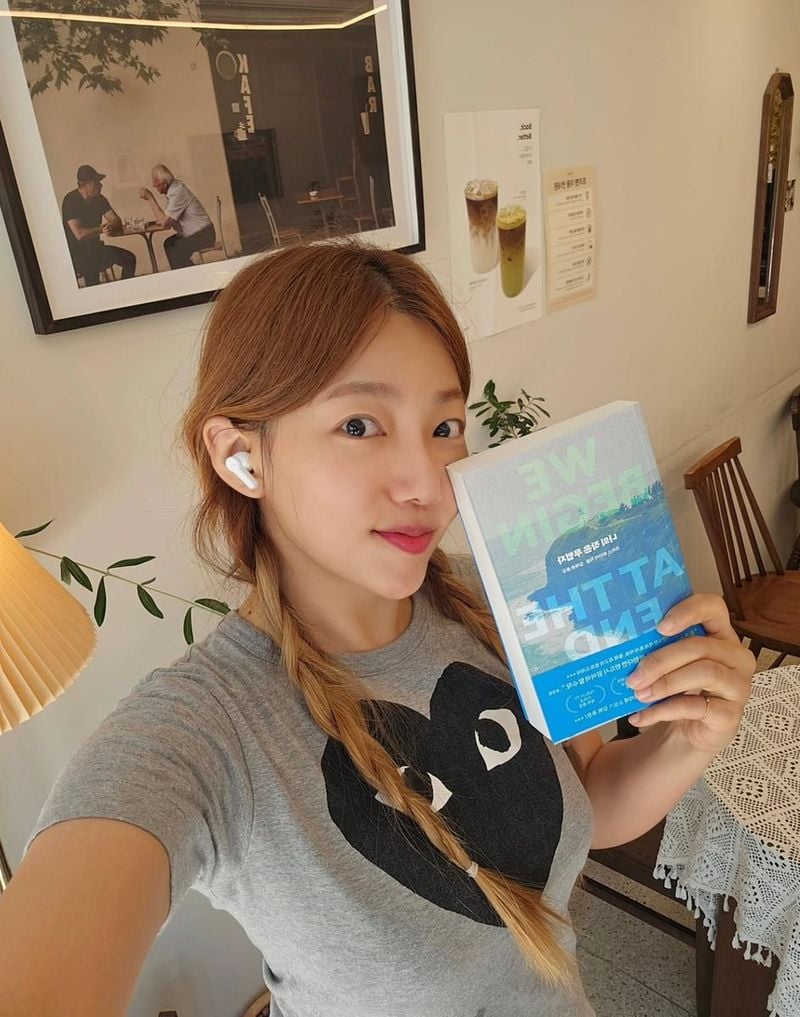 “넘나 행보쿠하그망”…이채영, 한여름 감성→여유로운 독서의 순간 / 배우 이채영 인스타그램