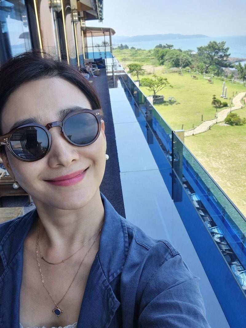 “투명한 미소 머문 오후”…박현정, 여름 햇살 아래서 여유→바다 산책 감성 / 배우 박현정 인스타그램