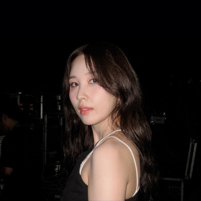 “낮은 조명 아래 빛난 순간”…권진아, 무대 뒤 여름밤→미묘한 시선의 여운 / 가수 권진아 인스타그램
