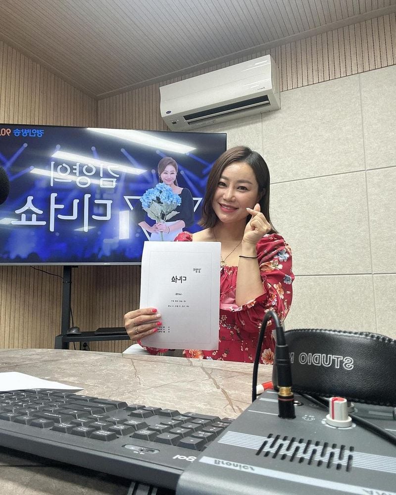 “선물을 가득 안고”…김양, 해맑은 미소→여름 방송 현장 빛낸다 / 가수 김양 인스타그램