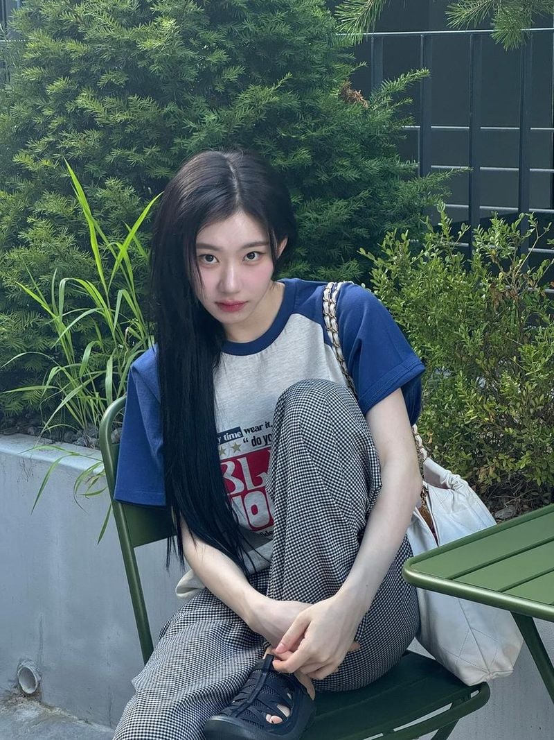 “여름을 앉혀두고”…채령, 맑은 시선→초록빛 하루에 녹다 / 걸그룹 있지 채령 인스타그램