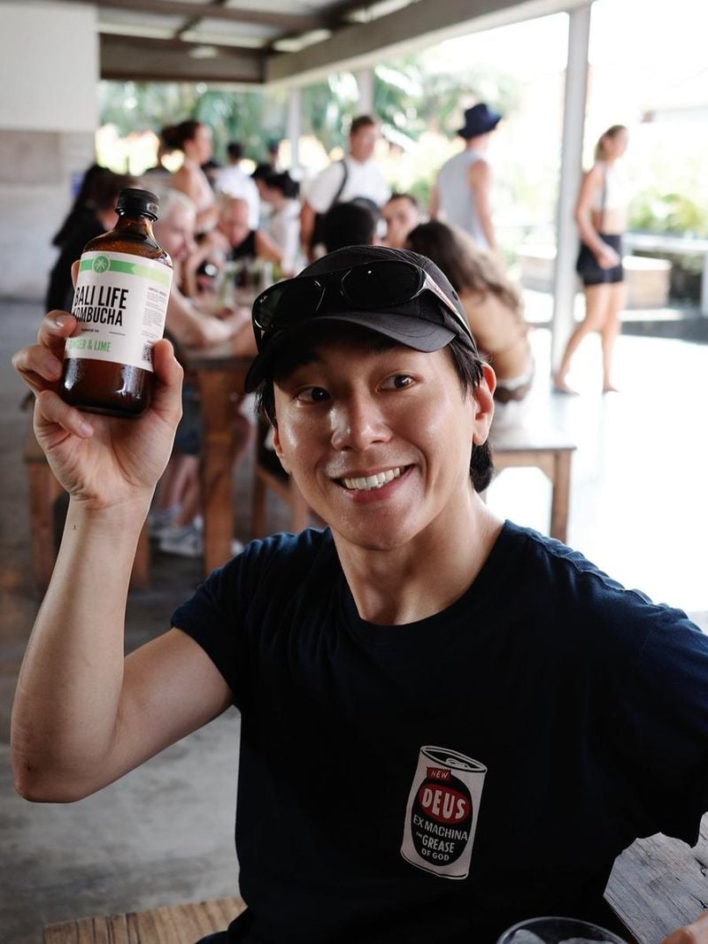 “맥주 아니고 콤부차 입니다”…한진희, 밝은 미소로 여름 한가운데→여유 담긴 휴식 / 배우 한진희 인스타그램