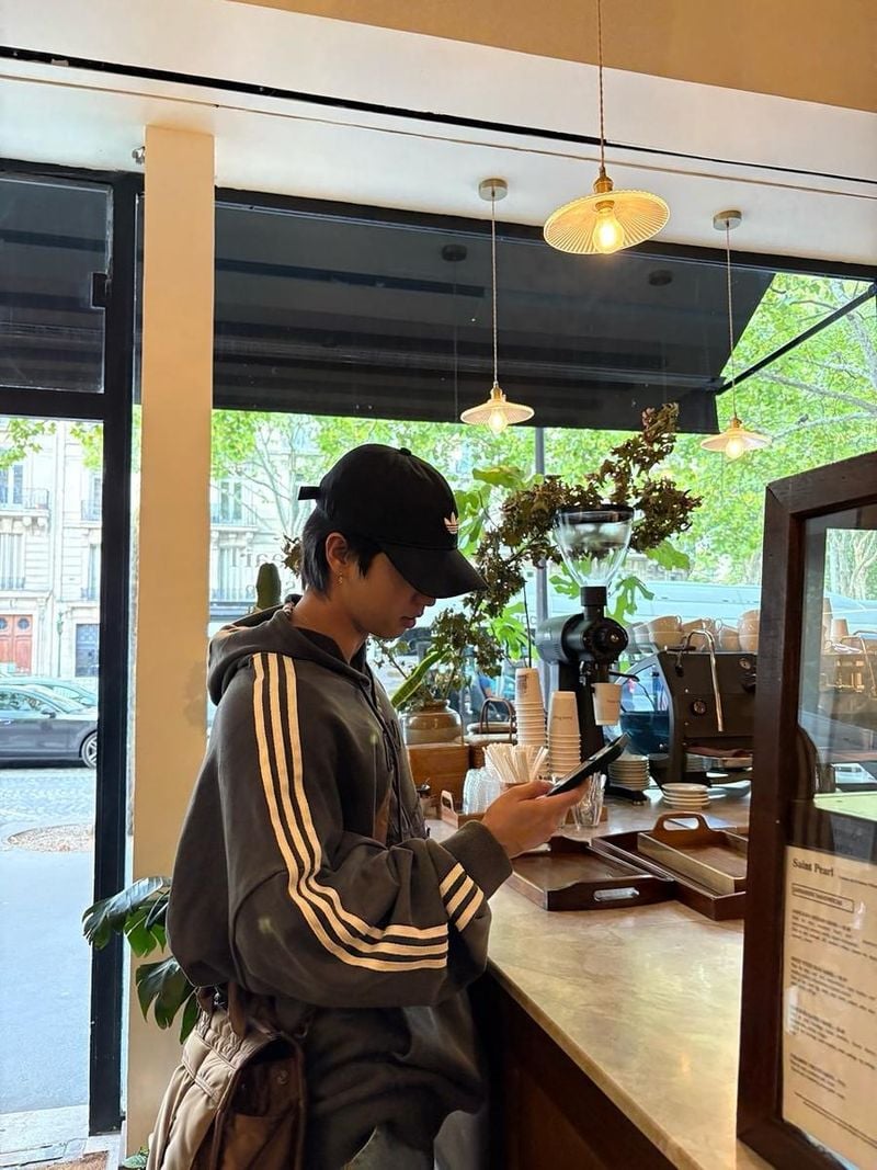 “파리의 여름 오후”…한지성, 고요한 순간→카페 변주 / 그룹 스트레이키즈 한지성 인스타그램