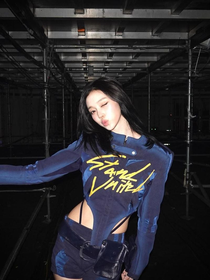 “유니크함 속 빛난 미소”…윈터, 무대 뒤 반전 매력→도발적 존재감 / 에스파 윈터 인스타그램