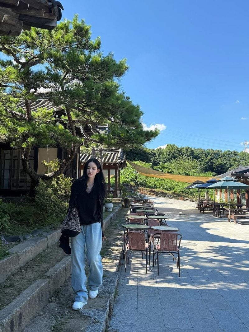 “푸른 그늘 아래 잠시 멈춤”…홍수주, 여름 오후→청량감의 산책 / 배우 홍수주 인스타그램