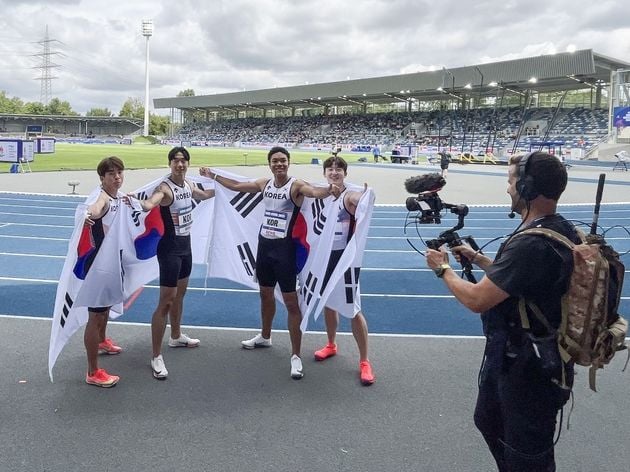“38초50 금빛 질주”…한국 남자 400m 계주팀 U대회 첫 우승 / 연합뉴스