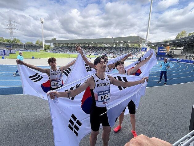 “38초50 최초 릴레이 금빛 질주”…서민준·나마디 조엘진, U대회 남자 400m 계주 우승 / 연합뉴스