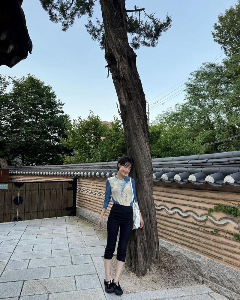 “느리게 흐르는 저녁”…소주연, 담장 아래 미소→여름 정취에 물들다 / 배우 소주연 인스타그램