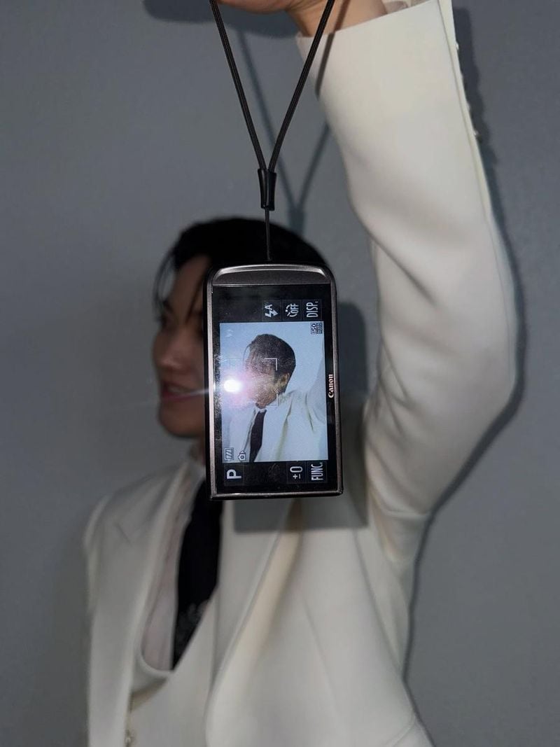 “흐릿한 셔터 너머의 설렘”…승준, 감각적 수트핏→순간 포착의 미학 / 그룹 온앤오프 승준 인스타그램
