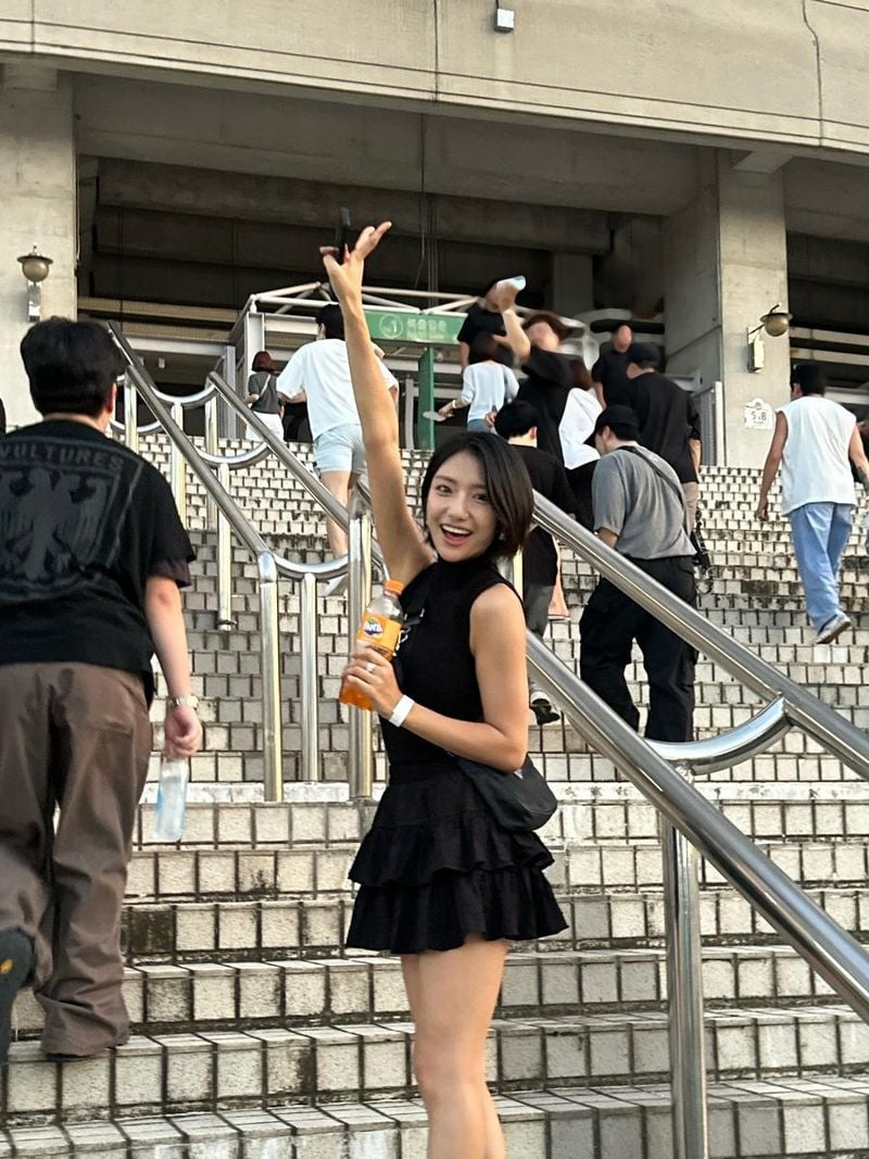 “경쾌한 손짓의 여운”…염승이, 여름밤 설렘→계단 위 미소 / 배우 염승이 인스타그램