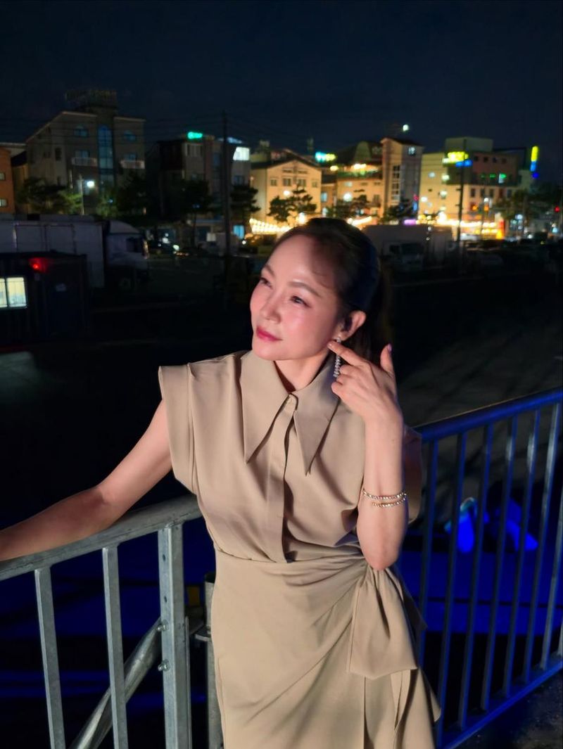 “오늘도 즐거웠다”…왁스, 야경 아래 미소→여유로운 여름밤 인증 / 가수 왁스 인스타그램