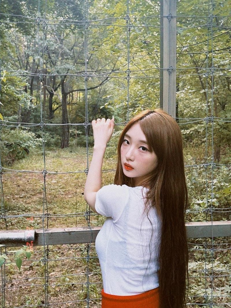“숲길 끝에 멈춰 선 시선”…여진, 여름 잎새 아래→무심한 눈빛의 압도 / 걸그룹 루셈블 여진 인스타그램