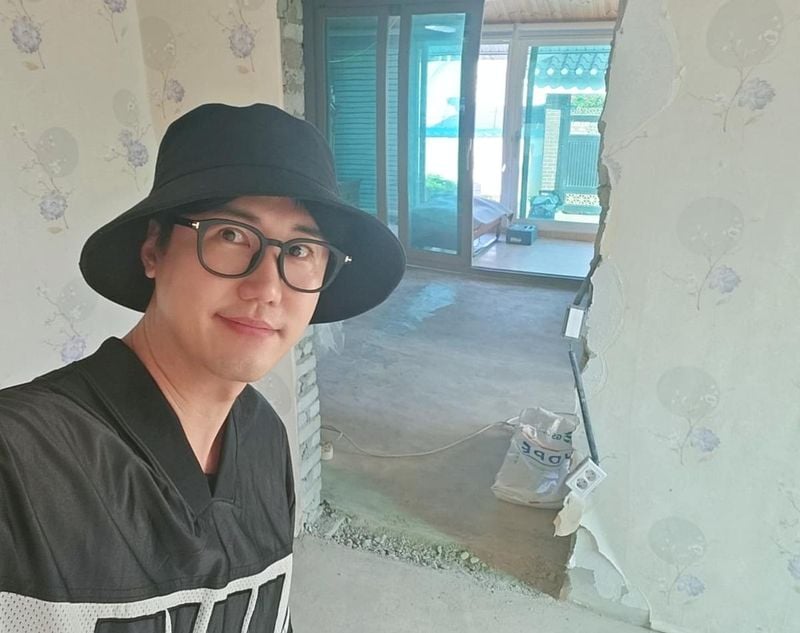 “예쁘게 다시 만나자”…신성, 고향집 리모델링→변화 앞둔 설렘 / 가수 신성 인스타그램