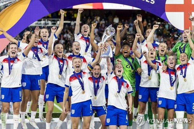 “승부차기 3-1 마침표”…잉글랜드, 스페인 꺾고 여자 유로 2연패 / 연합뉴스