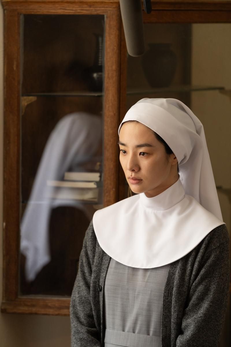 “맨얼굴로 짙어진 내면”…스테파니 리, ‘구마수녀-들러붙었구나’서 파격 연기→관객 사로잡다 / ㈜제이앤씨미디어그룹