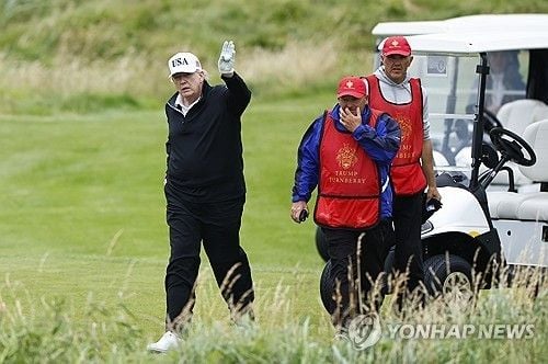 “슬쩍 다른 공 치기”…트럼프, 스코틀랜드 골프 중 속임수 논란 / 연합뉴스