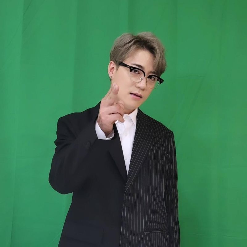 “선명한 눈빛이 전하는 마음”…아웃사이더, 검은 수트로 압도→여름 한가운데의 다짐 / 래퍼 아웃사이더 인스타그램