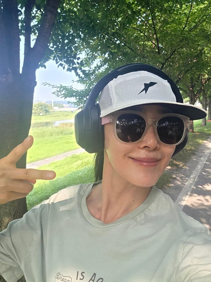“솔솔 부는 바람에 미소가득”…문정희, 아침 러닝→여름 청량美 폭발 / 배우 문정희 인스타그램