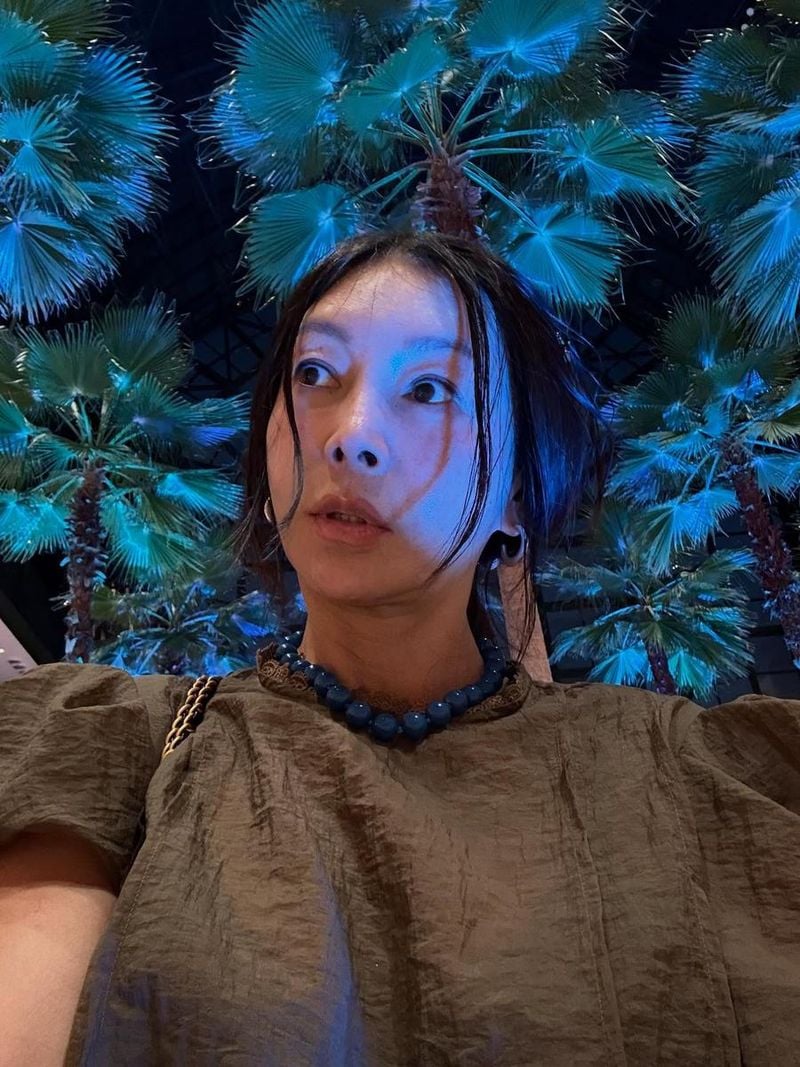 “진짜진짜 오랜만”…황신혜, 변화 실감→이국적 야간 셀카 / 배우 황신혜 인스타그램
