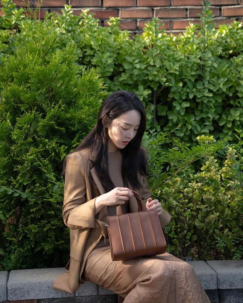 “햇살 아래 고요한 몰입”…신혜선, 여름 오후→감성美 물든 순간 / 배우 신혜선 인스타그램