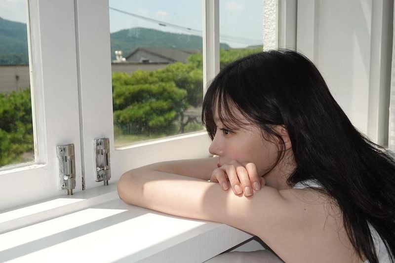 “창가에서 멈춘 시간”…윈터, 여름 햇살 아래→멍하니 담은 깊은 시선 / 에스파 윈터 인스타그램