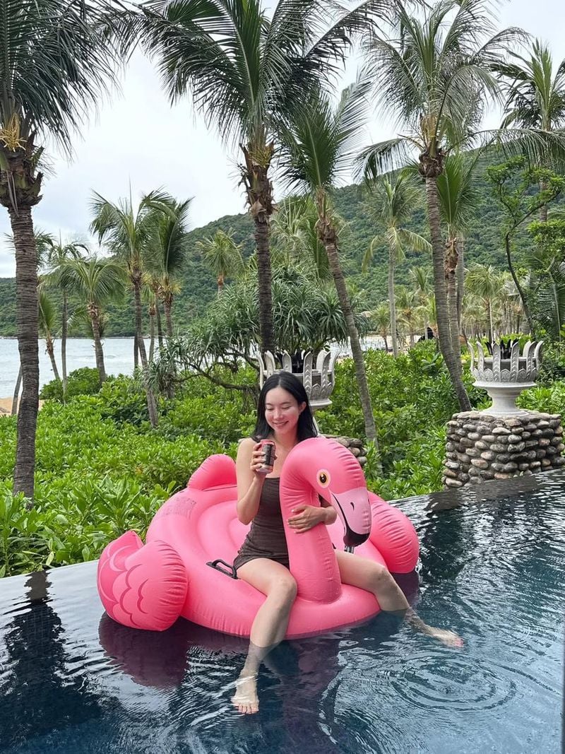 “눈 뜨자마자 빈속에 맥주”…김나희, 여름 휴양지→해방감 만끽 / 트로트가수 김나희 인스타그램